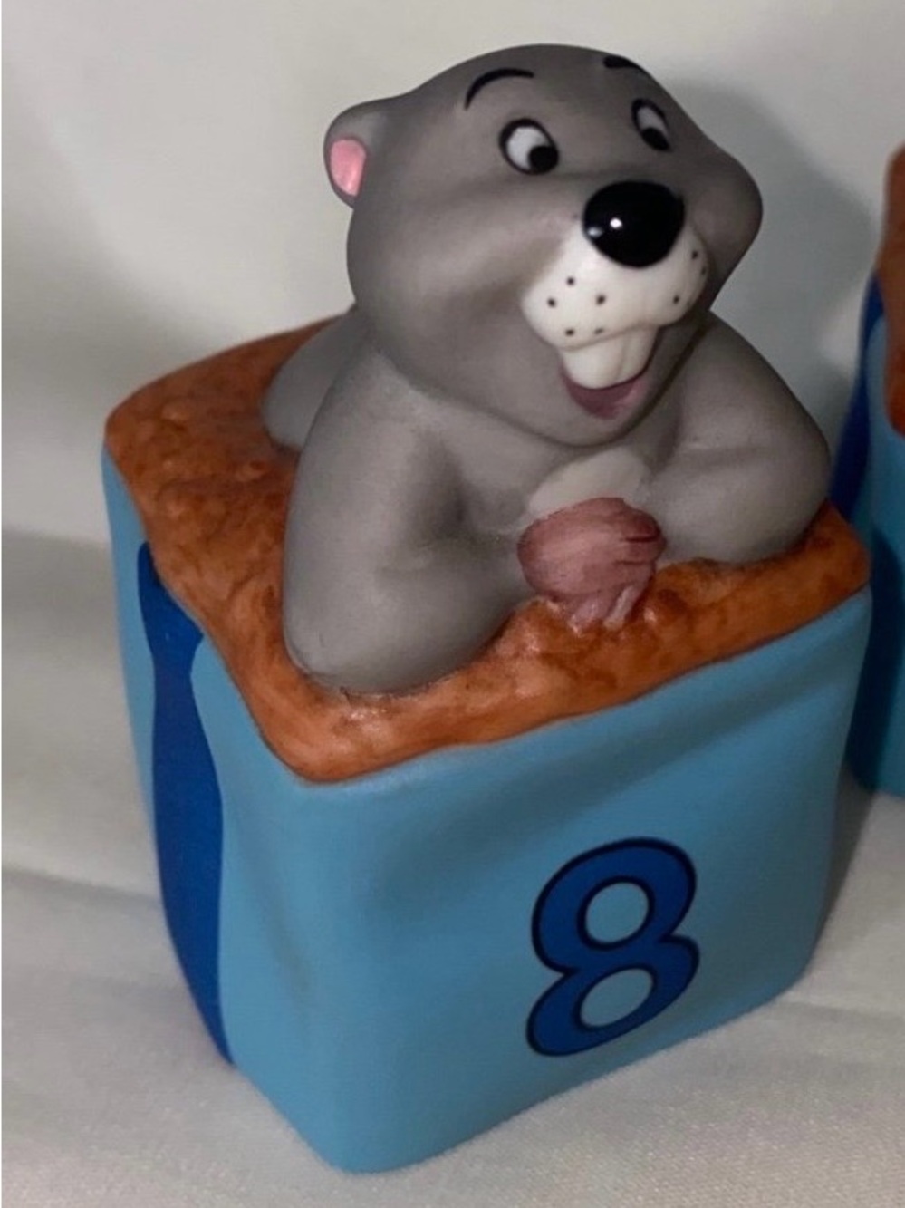 Disney pooh & Friends Number 8 Block Toy porcelain figurine vintage